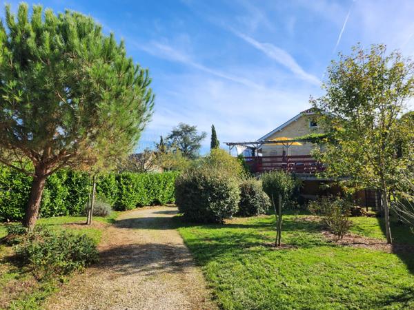 Maison de ville avec hangar et joli jardin