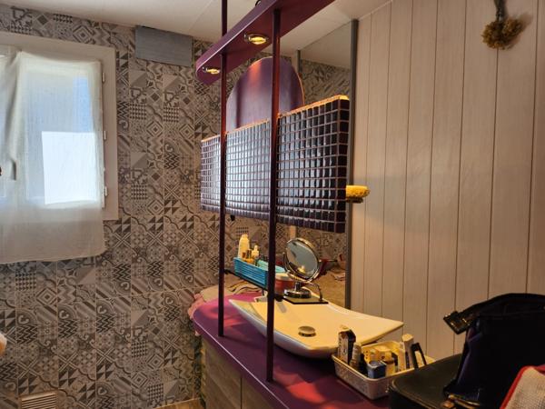 Maison de ville avec hangar et joli jardin