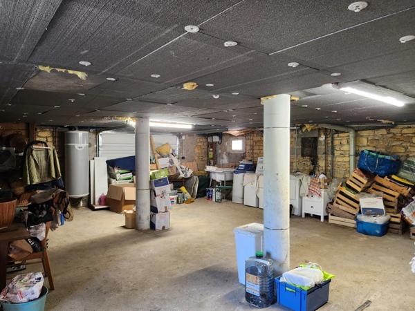 Maison de ville avec hangar et joli jardin