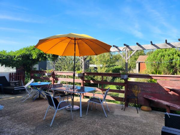 Maison de ville avec hangar et joli jardin