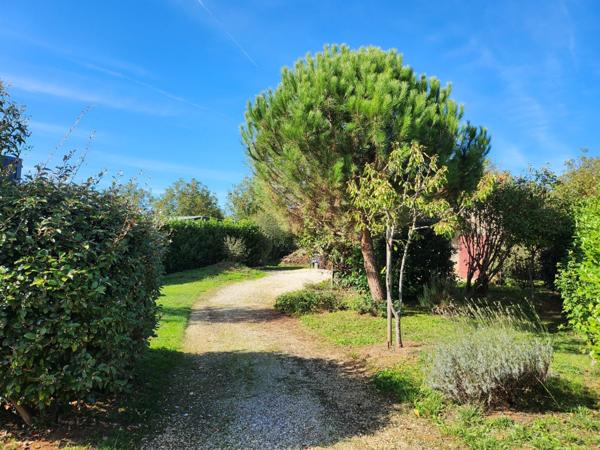 Maison de ville avec hangar et joli jardin