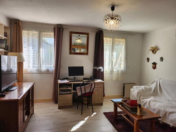 Maison de ville avec hangar et joli jardin