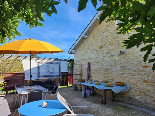 Maison de ville avec hangar et joli jardin