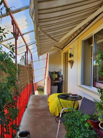 Maison de ville avec hangar et joli jardin