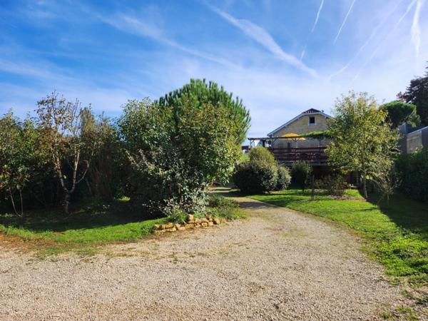 Maison de ville avec hangar et joli jardin