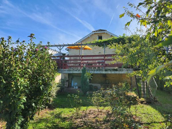 Maison de ville avec hangar et joli jardin