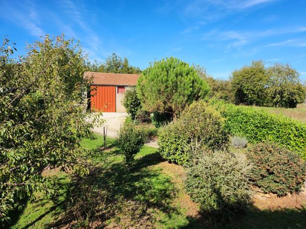 Maison de ville avec hangar et joli jardin