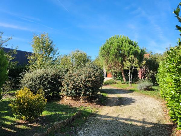 Maison de ville avec hangar et joli jardin