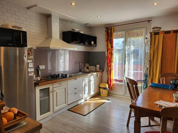 Maison de ville avec hangar et joli jardin