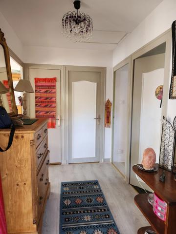 Maison de ville avec hangar et joli jardin