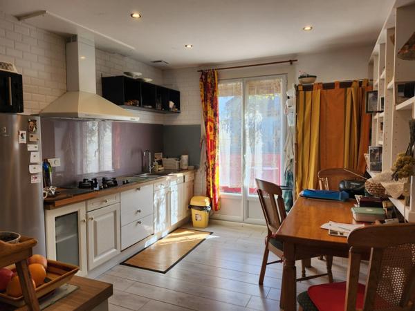 Maison de ville avec hangar et joli jardin