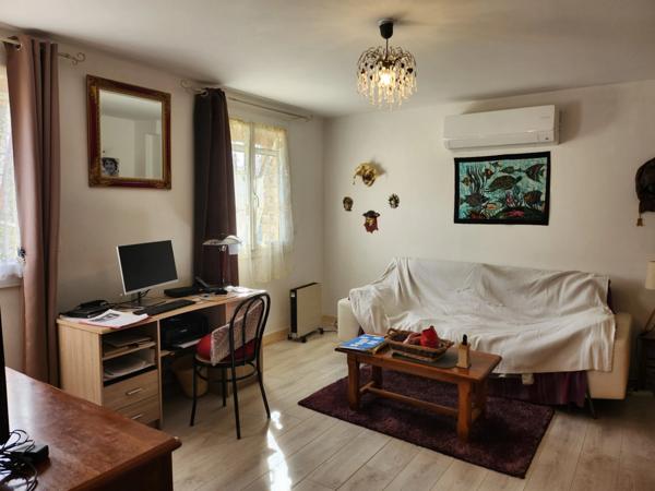 Maison de ville avec hangar et joli jardin