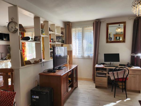 Maison de ville avec hangar et joli jardin