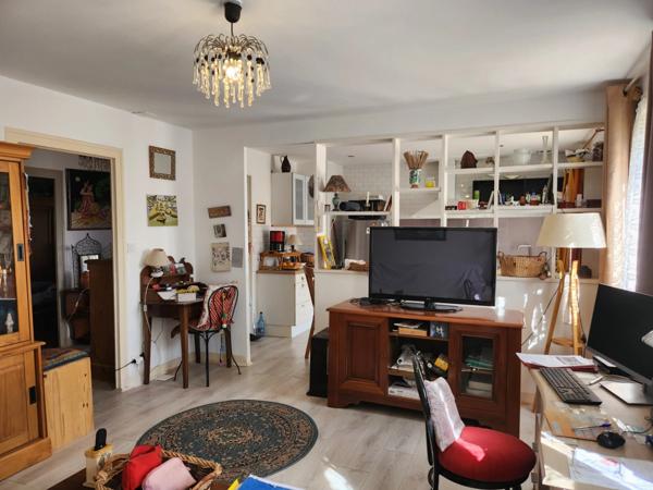 Maison de ville avec hangar et joli jardin