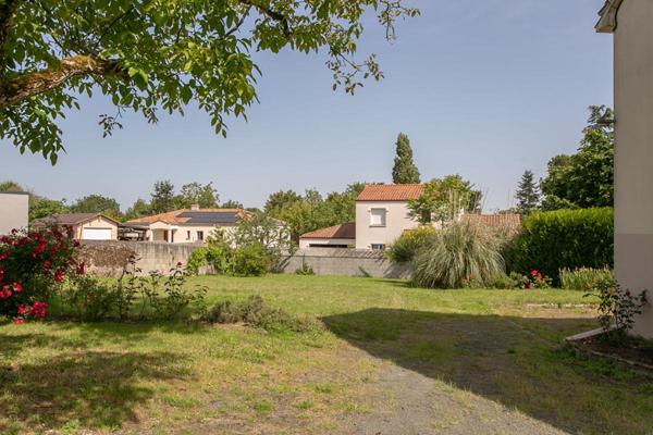 Maison Gorges 6 P . 4 Chs . 128,7 M² . T 1034 M² . 2 garages . Sous sol