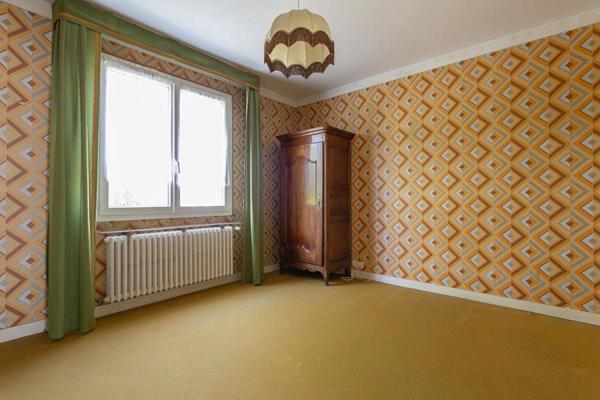 Maison Gorges 6 P . 4 Chs . 128,7 M² . T 1034 M² . 2 garages . Sous sol
