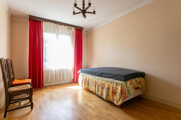 Maison Gorges 6 P . 4 Chs . 128,7 M² . T 1034 M² . 2 garages . Sous sol