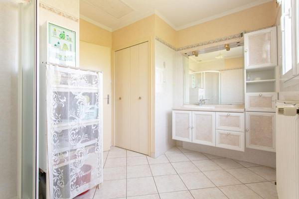 Maison Gorges 6 P . 4 Chs . 128,7 M² . T 1034 M² . 2 garages . Sous sol