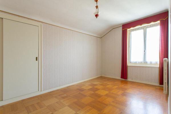 Maison Gorges 6 P . 4 Chs . 128,7 M² . T 1034 M² . 2 garages . Sous sol