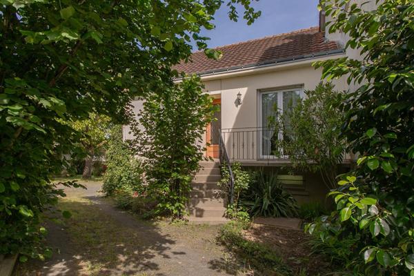 Maison Gorges 6 P . 4 Chs . 128,7 M² . T 1034 M² . 2 garages . Sous sol