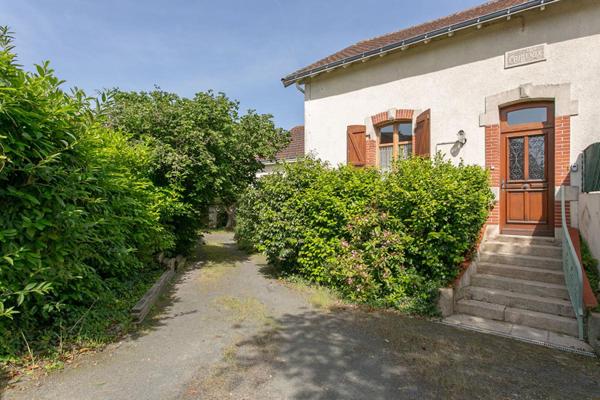 Maison Gorges 6 P . 4 Chs . 128,7 M² . T 1034 M² . 2 garages . Sous sol