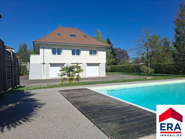 Maison familiale avec sous-sol complet et piscine