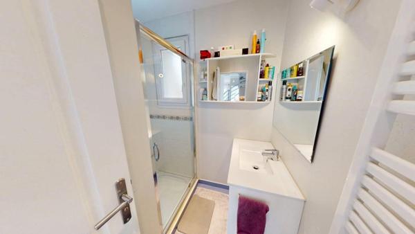 Maison familiale avec sous-sol complet et piscine