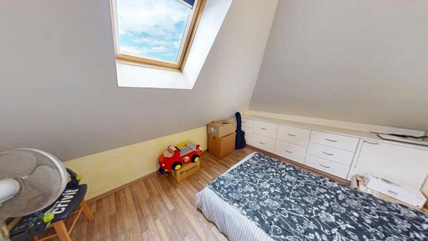 Maison familiale avec sous-sol complet et piscine