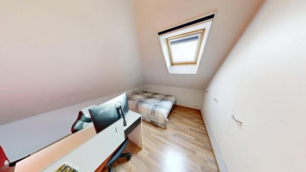 Maison familiale avec sous-sol complet et piscine