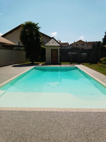 Maison familiale avec sous-sol complet et piscine