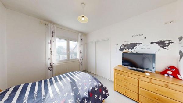 Maison familiale avec sous-sol complet et piscine