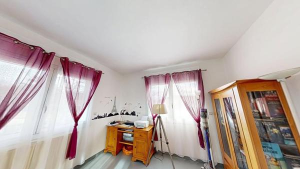 Maison familiale avec sous-sol complet et piscine