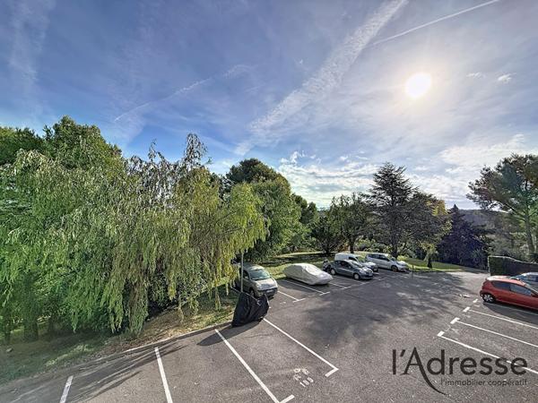 COUP DE COEUR ! Spacieux 3 pièces d'environ 70m² avec parking et cave !