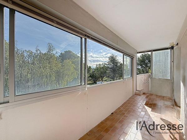 COUP DE COEUR ! Spacieux 3 pièces d'environ 70m² avec parking et cave !