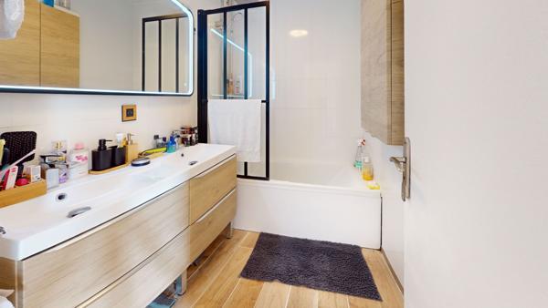 VENTE : appartement de 4 pièces (78 m²) à COMBS LA VILLE