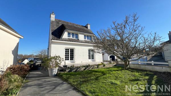 Ancienne maison rénovée sur trois niveaux avec jardin, terrasses couvertes et sous-sol complet, idéalement située à Pluneret près d'Auray