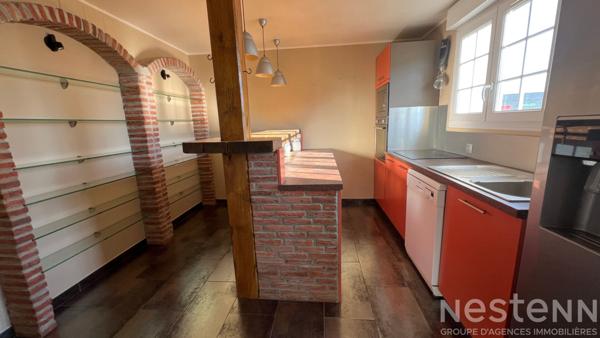 Ancienne maison rénovée sur trois niveaux avec jardin, terrasses couvertes et sous-sol complet, idéalement située à Pluneret près d'Auray