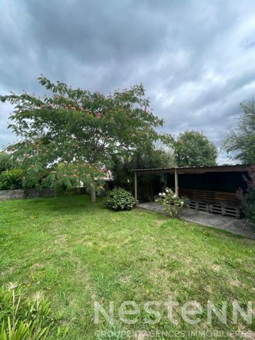 Ancienne maison rénovée sur trois niveaux avec jardin, terrasses couvertes et sous-sol complet, idéalement située à Pluneret près d'Auray
