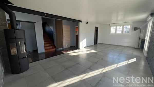 Ancienne maison rénovée sur trois niveaux avec jardin, terrasses couvertes et sous-sol complet, idéalement située à Pluneret près d'Auray