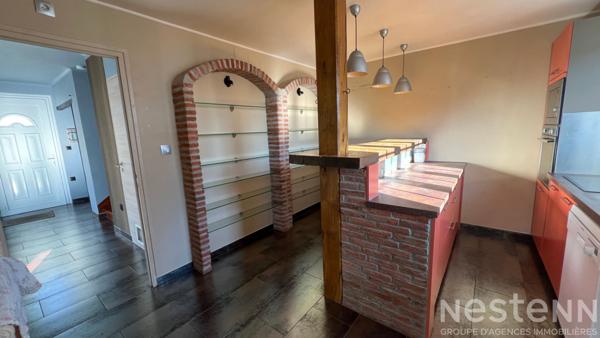 Ancienne maison rénovée sur trois niveaux avec jardin, terrasses couvertes et sous-sol complet, idéalement située à Pluneret près d'Auray