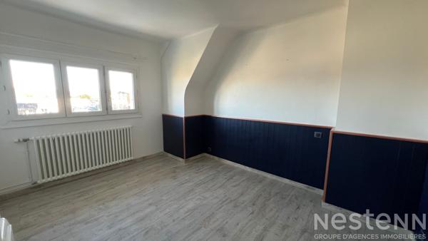 Ancienne maison rénovée sur trois niveaux avec jardin, terrasses couvertes et sous-sol complet, idéalement située à Pluneret près d'Auray