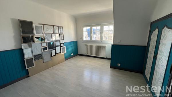 Ancienne maison rénovée sur trois niveaux avec jardin, terrasses couvertes et sous-sol complet, idéalement située à Pluneret près d'Auray