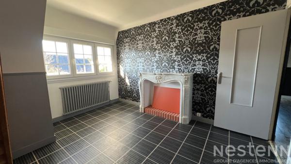 Ancienne maison rénovée sur trois niveaux avec jardin, terrasses couvertes et sous-sol complet, idéalement située à Pluneret près d'Auray