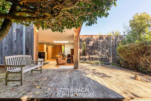Maison à toit plat végétalisé en ossature bois à l’abris des regards