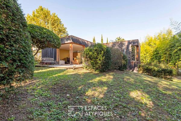 Maison à toit plat végétalisé en ossature bois à l’abris des regards