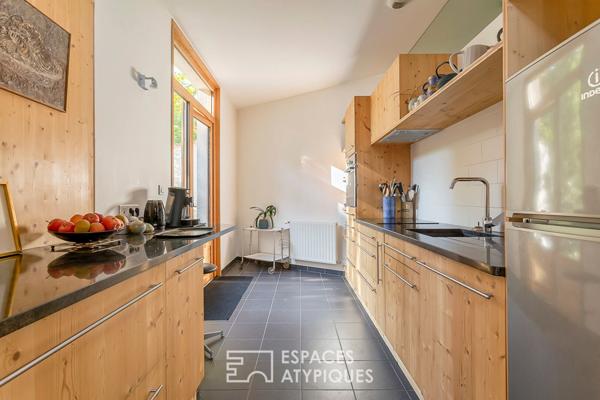 Maison à toit plat végétalisé en ossature bois à l’abris des regards