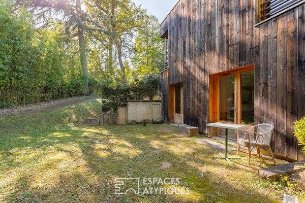 Maison à toit plat végétalisé en ossature bois à l’abris des regards