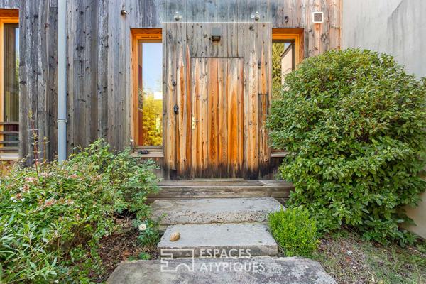 Maison à toit plat végétalisé en ossature bois à l’abris des regards