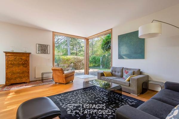 Maison à toit plat végétalisé en ossature bois à l’abris des regards