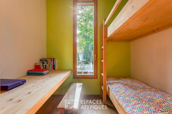 Maison à toit plat végétalisé en ossature bois à l’abris des regards